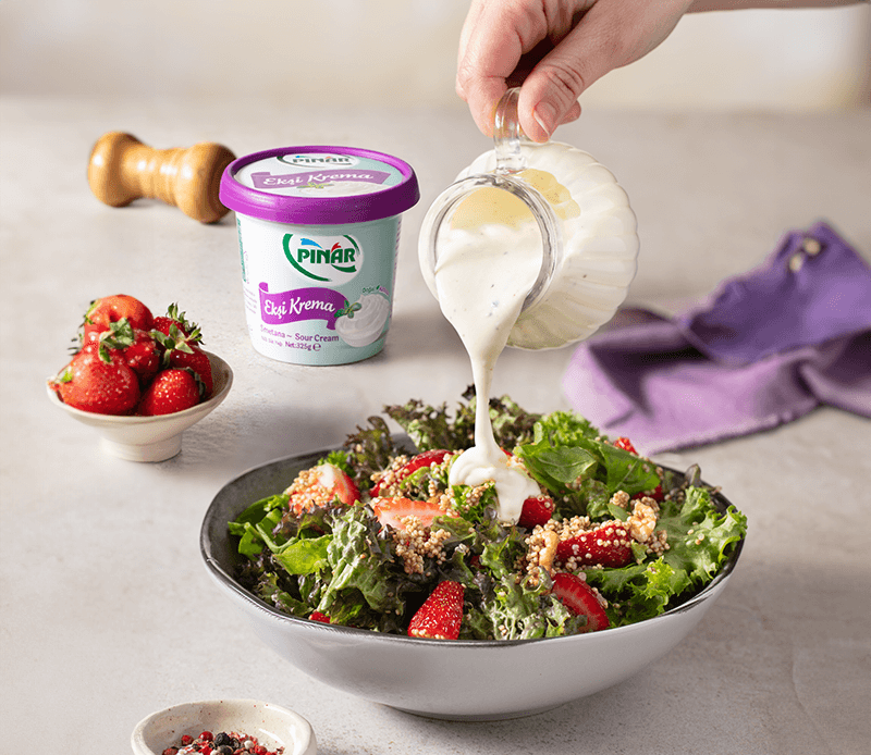 PINAR EKŞİ KREMALI ÇİLEKLİ ISPANAKLI KİNOALI SALATA